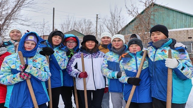 Kazakistan’da genç gönüllüler, kimsesiz yaşlıların evlerinin etrafındaki karları temizliyor