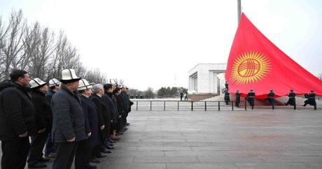 Kırgızistan’da tasarımında değişiklik yapılan ulusal bayrak, Bişkek’te göndere çekildi