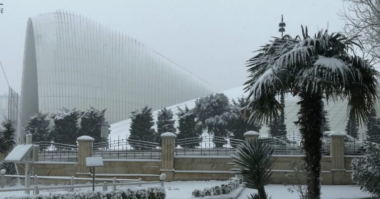 Başkent Bakü’ye mevsimin ilk karı yağdı