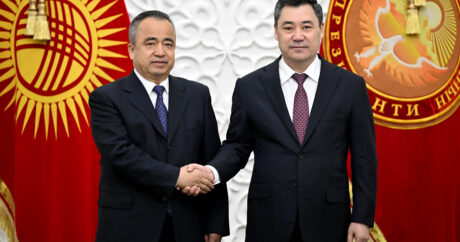 Kırgızistan Cumhurbaşkanı Caparov, Çin’in Sincan Uygur Özerk Bölgesi valisini kabul etti