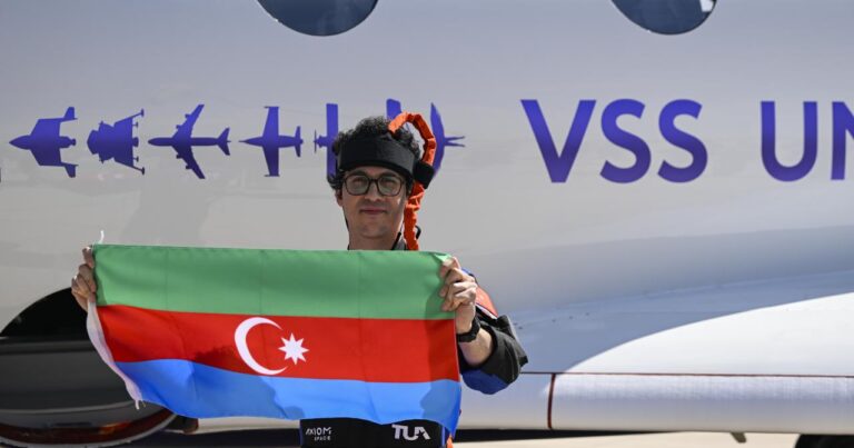Atasever uzay yolculuğu sonrası Türk ve Azerbaycan bayrakları açtı