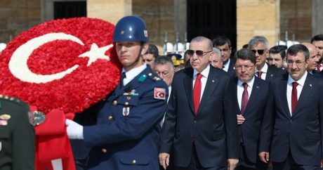 Cumhurbaşkanı Erdoğan başkanlığındaki devlet erkanı Anıtkabir’i ziyaret etti