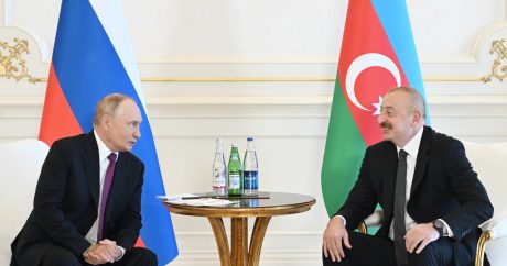 Putin Azerbaycan`da: Aliyev ile bir araya geldi