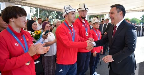 Kırgızistan Cumhurbaşkanı Caparov, Paris Olimpiyatları’ndan dönen milli kafileyi tebrik etti