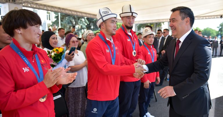 Kırgızistan Cumhurbaşkanı Caparov, Paris Olimpiyatları’ndan dönen milli kafileyi tebrik etti