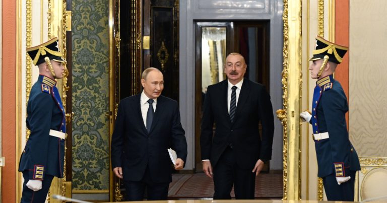 Aliyev ve Putin Kremlin`de bir araya geldi