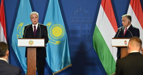 Kazakistan Cumhurbaşkanı Tokayev Macaristan Başbakanı Orban ile bir araya geldi