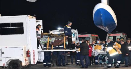 Kazakistan’da düşen uçaktan kurtulan 14 Azerbaycan vatandaşı Bakü’ye getirildi